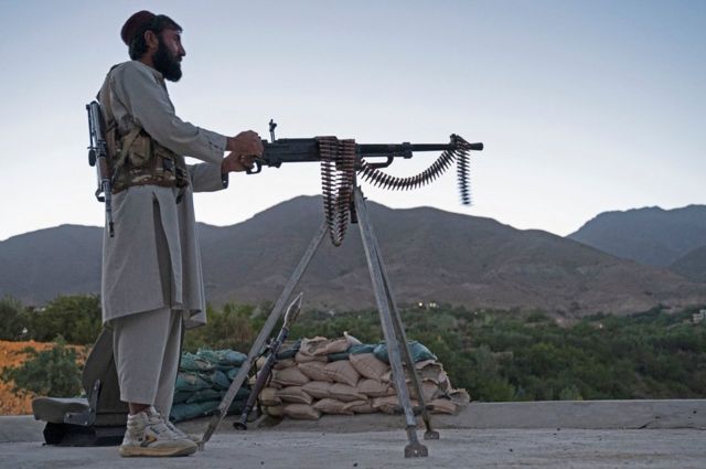Esta foto tirada em 8 de julho de 2022 mostra um combatente talibã vigiando um posto avançado na vila de Tawakh, no distrito de Anaba, província de Panjshir