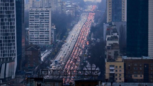 Los autos bloquean la carretera mientras los residentes intentan huir de Kiev.