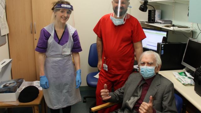 Ruth Cole (audiologist), Mr Ahmad (consultant surgeon) and Leslie Hodgson with his thumbs up