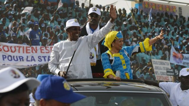 Perezida Idriss Deby asuhuza abamushyigikiye muri sitade i N'Djamena, ku ya 08/04