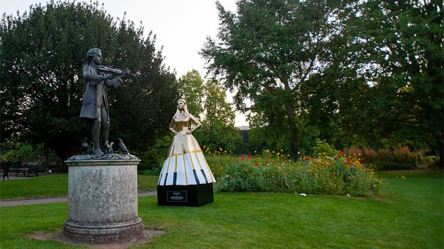 Estátua de Maria Anna Mozart em frente à de Wolfgang Amadeus