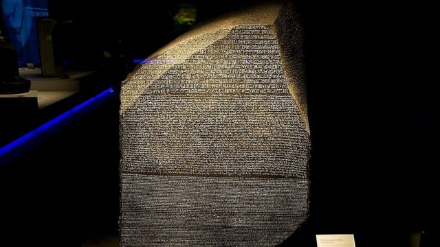 罗塞塔石碑：发现者的奇异遭遇和象形文字的破译