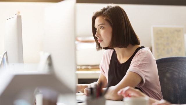 Mujer con computadora