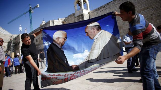 Afiche de Abbas y el papa Francisco.