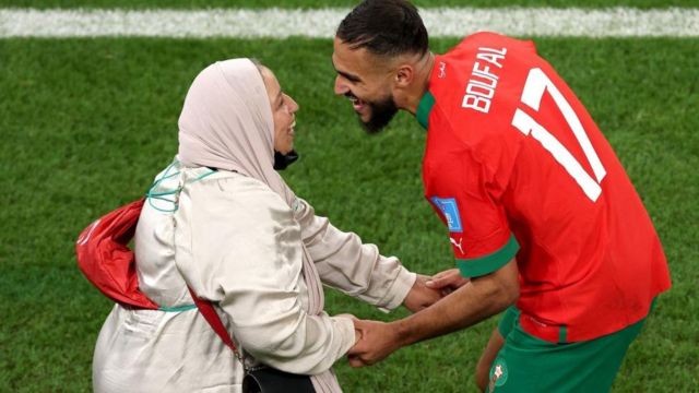 10 ديسمبر: المغربي سفيان بوفال يحتفل مع والدته بعد فوزه على البرتغال ليبلغ دور الأربعة (تصوير الكسندر حسنشتاين)