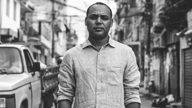 Gilson Rodrigues posa para foto em rua de Paraisópolis