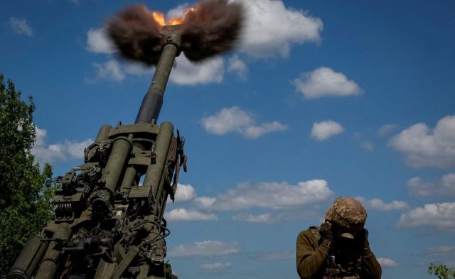 جنود أوكرانيون يطلقون قذيفة مدفعية إم 777 في منطقة دونيتسك