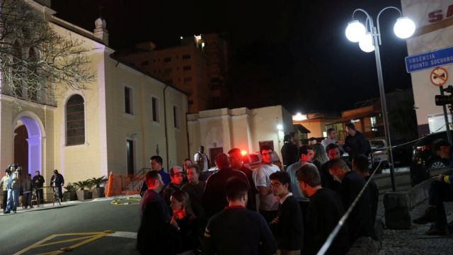 Apoiadores de Bolsonaro fazem vigília em frente ao Hospital Santa Casa de Misericórdia de Juiz de Fora