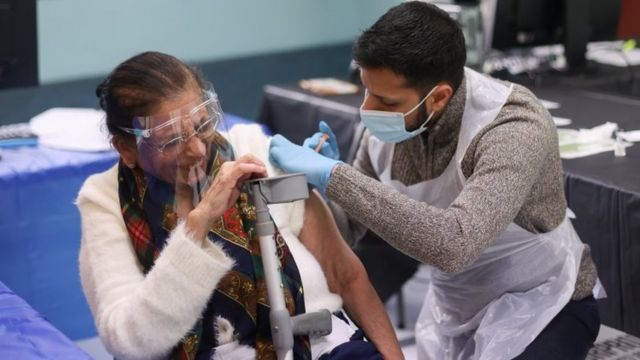 امرأة تتلقى اللقاح في مدينة بيرمنغهام بإنجلترا