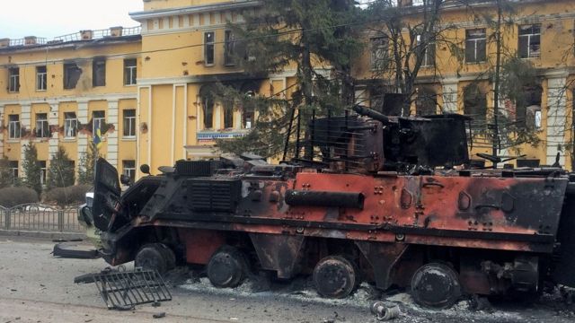 Vehículo destruido en Járkiv