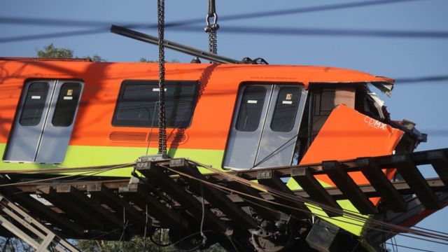 Vagón del metro colapsado