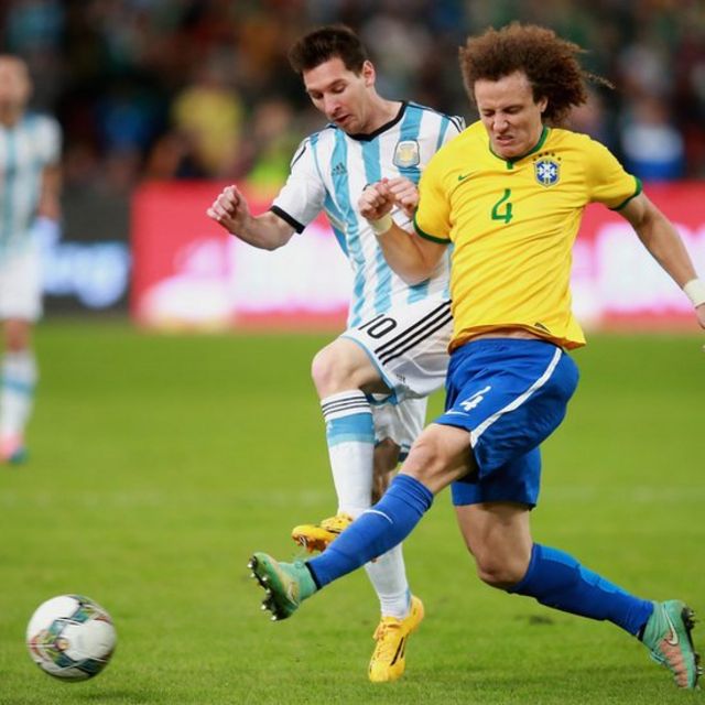 Messi y David Luiz pelean un balón en 2014