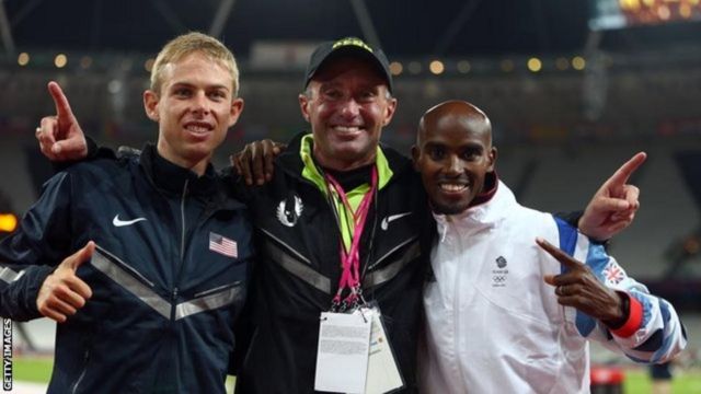 Salazar oo dhexda ugu jira Mo Farah iyo Galen Rupp ka dib markii ay ku kala guulaysteen biladaha dabahabka iyo qalinka ee ciyaarihii Olombigga London 2012