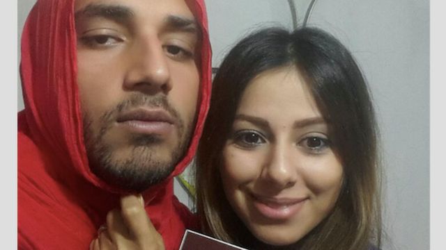 "Odio cuando la 'policía moral' obliga a mi mujer a llevar el 'hyjab'", explica este hombre, con el velo islámico de su esposa en la cabeza.