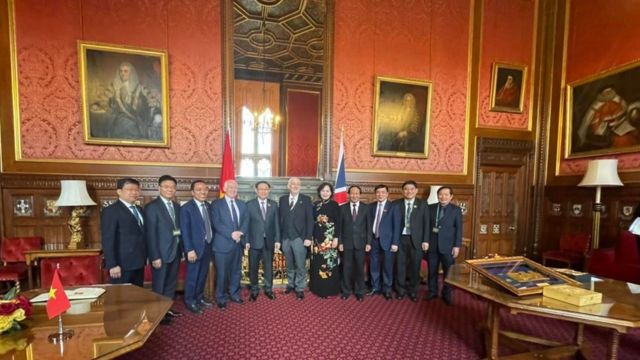 Phái đoàn Việt Nam chụp ảnh kỷ niệm với Chủ tịch Hạ viện Anh Lindsay Hoyle.
