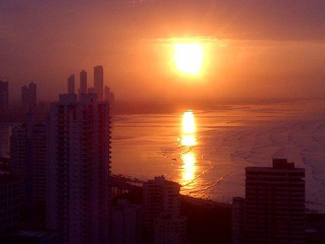 Torres residenciales en Panamá con la puesta del Sol