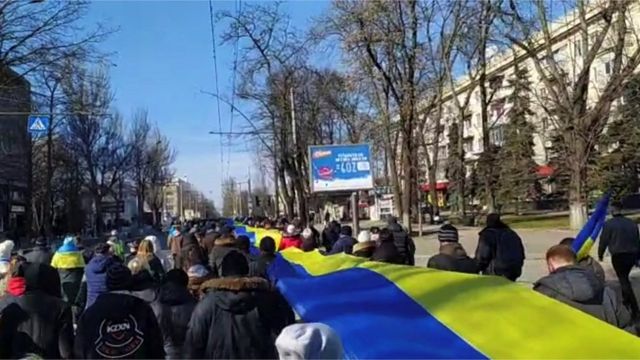 13 Mart'ta Herson'da düzenlenen protesto.