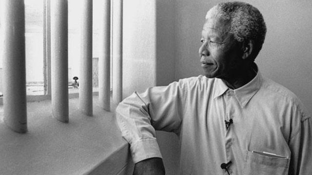 Nelson Mandela mar uu booqday xabsigii uu ku xirnaa 27 sano ee Jasiiradda Robben