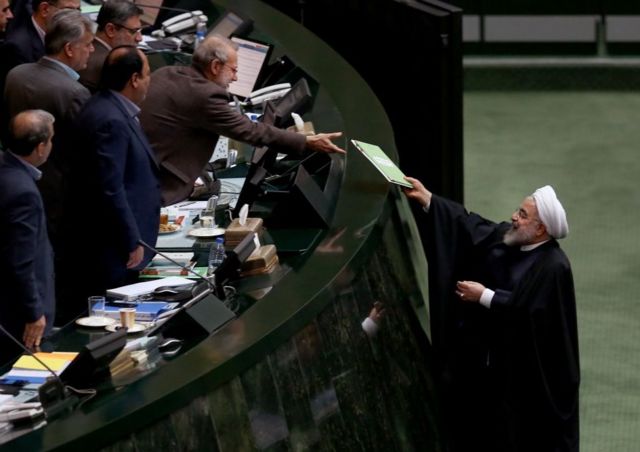 حسن روحانی جزییات بودجه ۹۹ را به علی لاریجانی می‎دهد