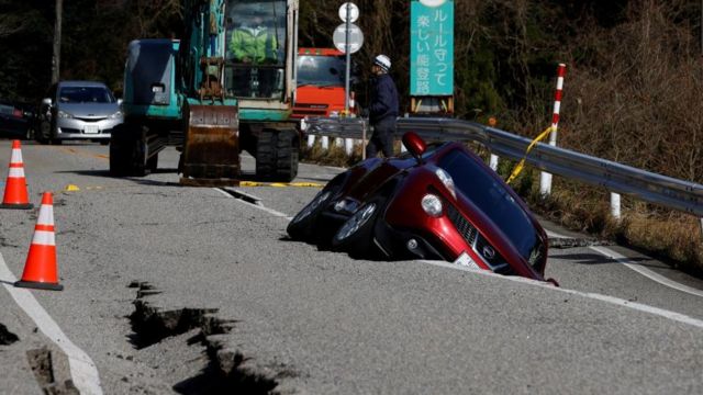 地震で道路に亀裂が走り、乗用車が動けなくなった（2日、石川県穴水町鵜島近く）