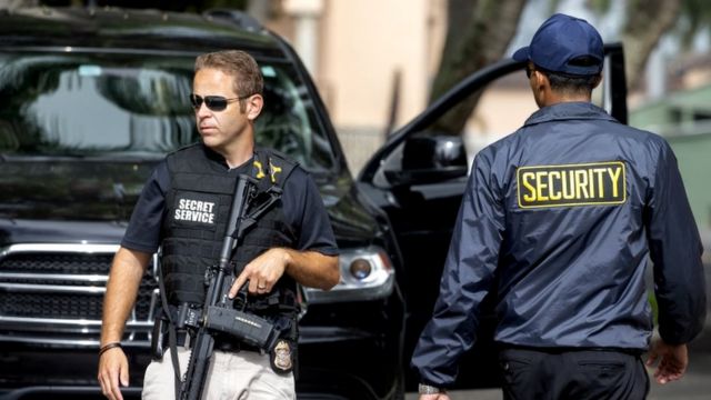 Agentes del FBI a las afueras de la residencia Mar-a-Lago
