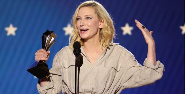 Cate Blanchett reçoit le prix de la meilleure actrice pour "Entrepôt" lors de la 28e édition des Critics' Choice Awards à Los Angeles, en Californie.