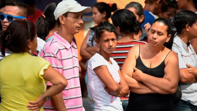 Familiares de los detenidos en la comisaría de Valencia donde ocurrió el incendio.