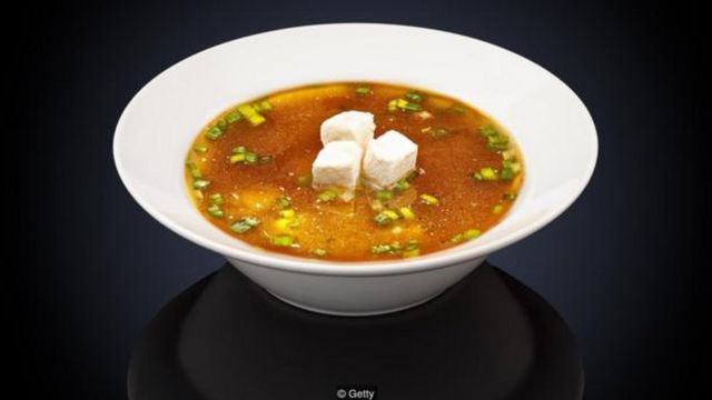 Một bát súp miso chứa 2,7g muối