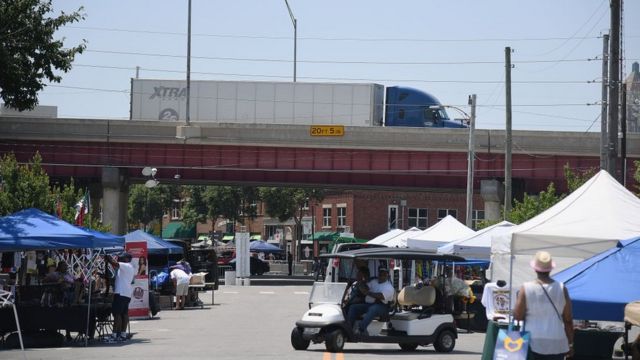 Interestadual 244 corta o bairro de Greenwood em Tulsa