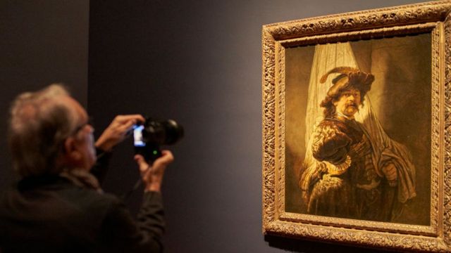 Man takes picture of Standard Bearer in Rijksmuseum - 2019