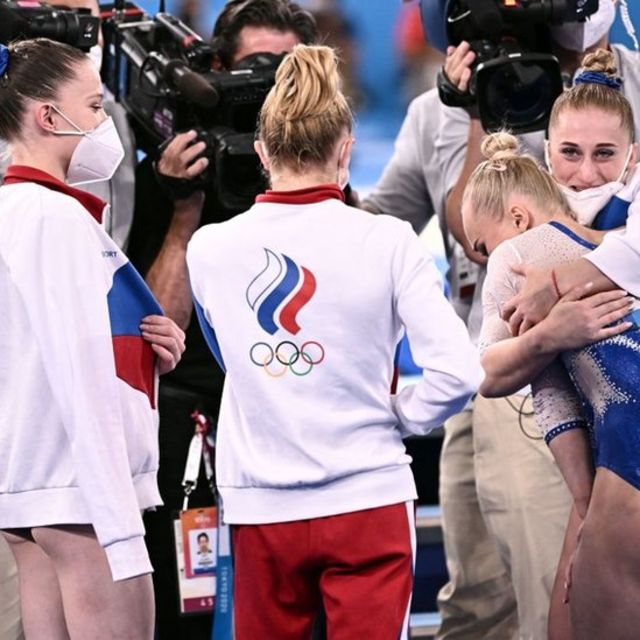 Los atletas rusos llevan en sus uniformes la bandera del Comité Olímpico de su país.