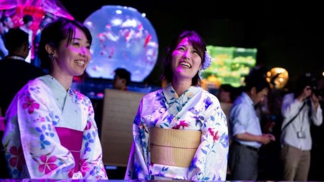 فتاتان في حفل في اليابان بالزي التقليدي
