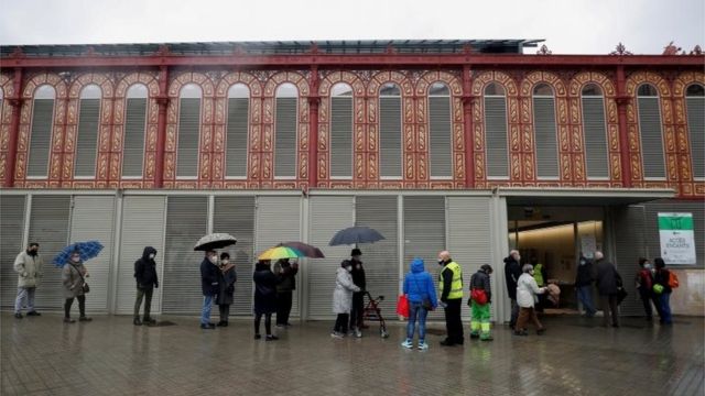 Una fila de votación en Cataluña