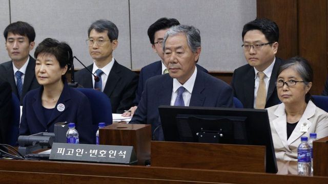 지난해 5월 박 전 대통령(왼쪽)이 국정농단 첫 재판에 출석했다. 맨 오른쪽은 그의 40년 지기이지 국정농단의 핵심인물 최순실 씨