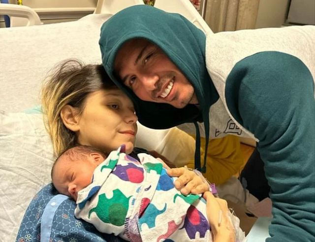 Paula Durán y Sergio Vega con su hijo recién nacido, Juan José.