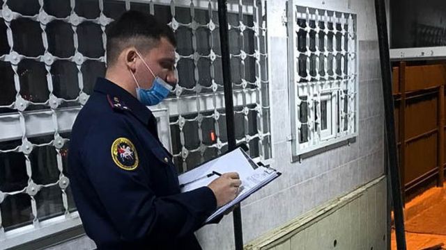 محقق يزور مستشفى السل الإقليمي رقم 1 التابع لدائرة السجون الفيدرالية الروسية، حيث يتهم وموظفوها بإساءة معاملة المدانين