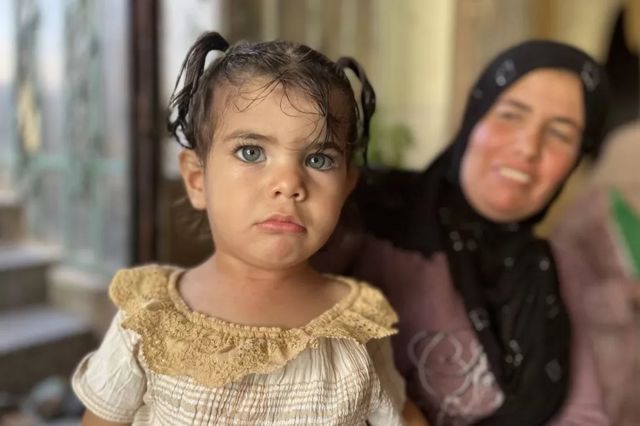 ندا، مادر ۹ فرزند، می‌گوید که به نظر می‌رسد جهان از آواره کردن فلسطینی‌ها بی‌خبر است