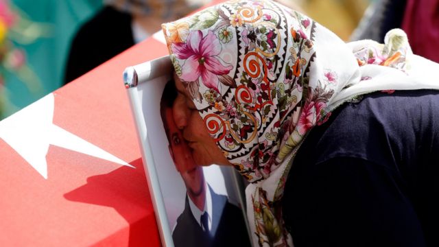 犠牲者の葬儀がイスタンブール市内で行われた（29日）