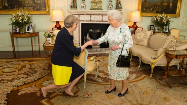 2016年，卡梅伦在英国公投脱欧后辞职，特蕾莎·梅继任工党领袖，前往白金汉宫觐见女王。(photo:BBC)