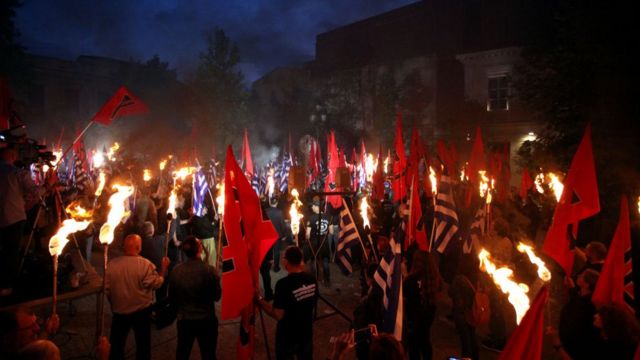 Simpatizantes do grupo Aurora Dourada, que foi proibido na Grécia, em uma manifestação em Atenas comemorando a conquista otomana de Istambul, em 29 de maio de 2017