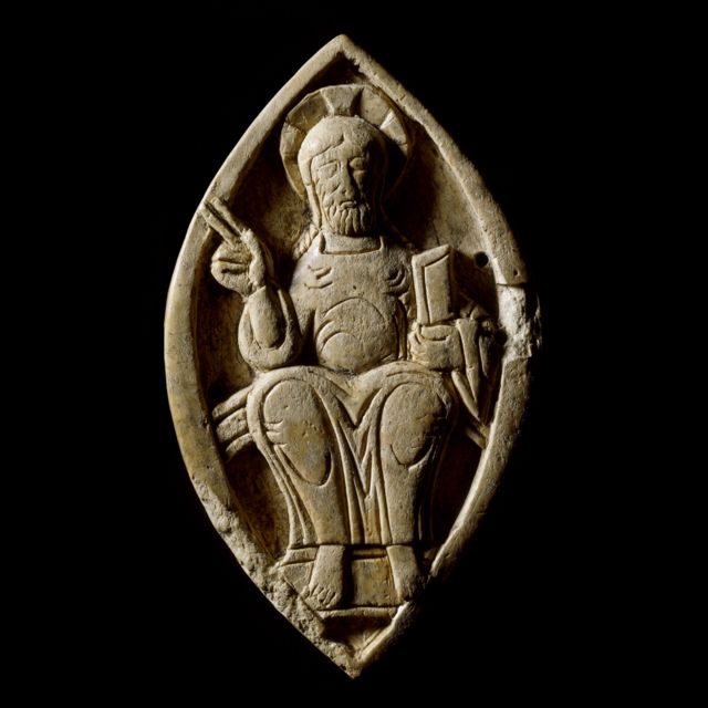 Placa de marfim mostrando Cristo em um trono