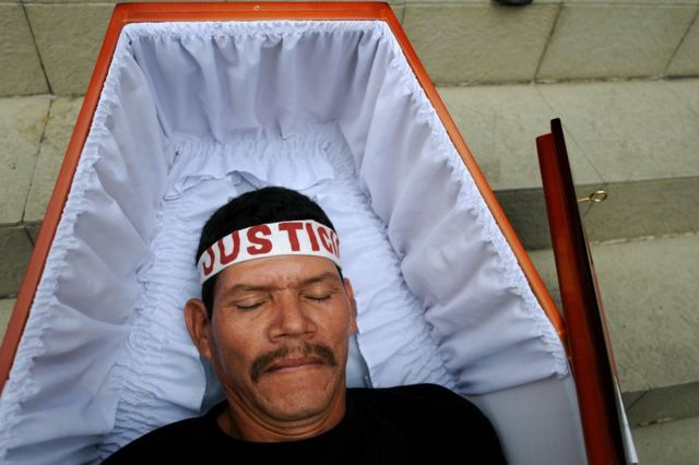 Protesta de los afectados por el "jarabe de la muerte" frente a la Corte Suprema de Justicia de Ciudad de Panamá el 31 de marzo de 2009. (Foto: Elmer Martínez / AFP / Getty Images)
