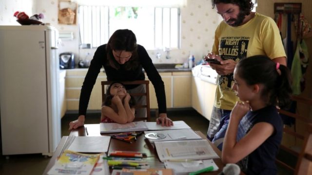 Família em Santo André fazendo educação à distância com as filhas