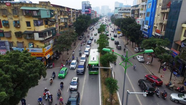 Cảnh sát giao thông Hà Nội đã tiến hành xử phạt nhiều chủ phương tiện lấn làn xe buýt nhanh.