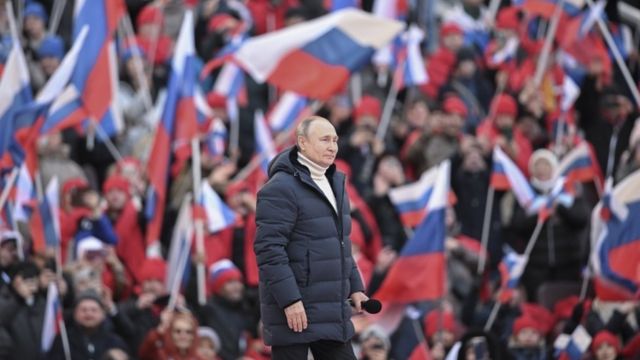 El presidente ruso Vladimir Putin da un discurso en el estadio Luzhniki de Moscú