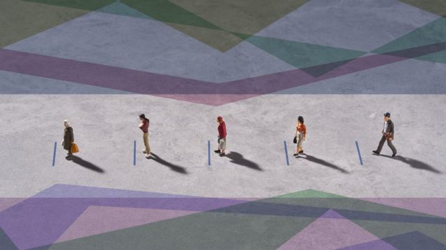 Imagem de cima mostra cinco pessoas enfileiradas em pátio, com fitas no chão indicando distância entre elas