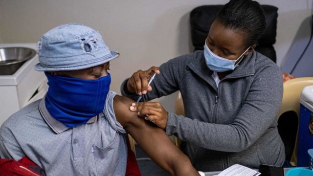 Un patient se fait vacciner contre le COVID-19 à la clinique de Witkoppen à Johannesburg, le 8 décembre 2021