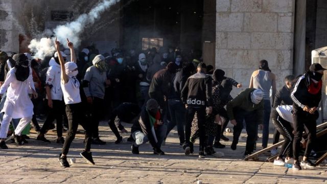 متظاهرون فلسطينيون يشتبكون مع قوات الأمن الإسرائيلية في باحات المسجد الأقصى