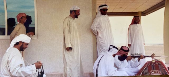 صورة التقطت في مدينة بسني لمجموعة من الصيادين من أبو ظبي في أواخر الثمانينيات
