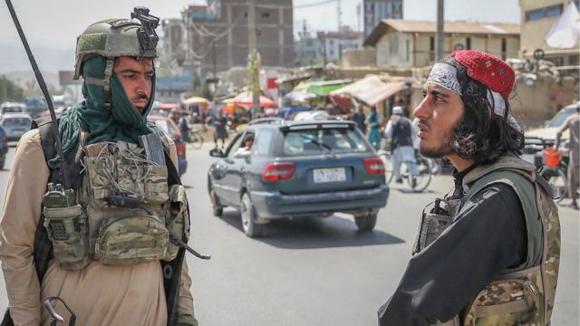 Dos milicianos del Talibán en un puesto de control en Kabul, tras la toma de poder del grupo fundamentalista